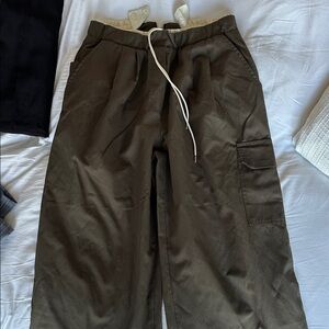 Women’s kaki Pleated Pants